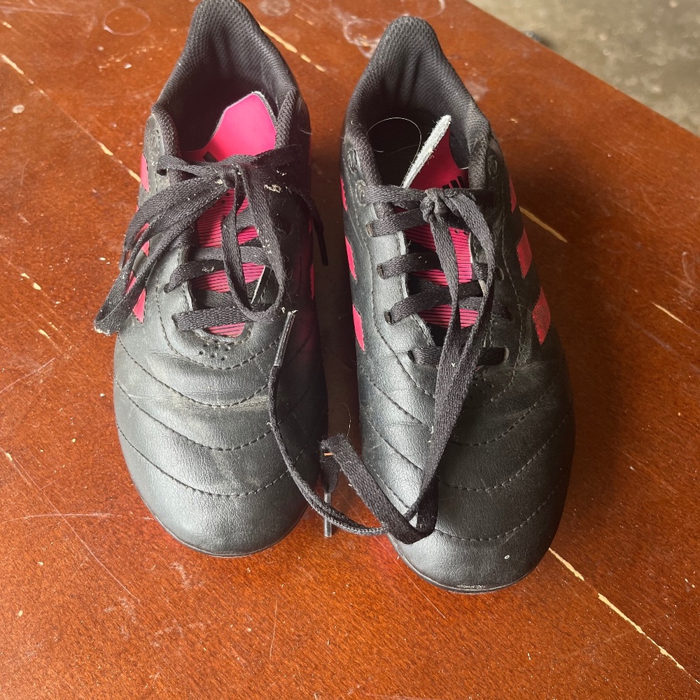 Adidas soccer cleats sz 3